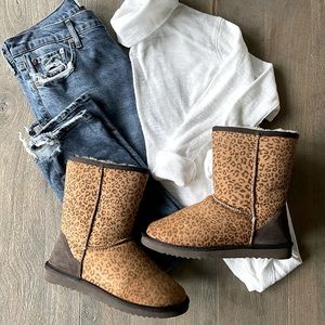 UGG Classic 5825 Short Leopard Suede/Sheepskin Boots Women’s Size 8